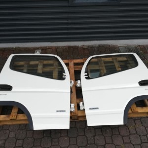 door MITSUBISHI FUSO CANTER RH + LH for commercial vehicle - light truck Mitsubishi Fuso