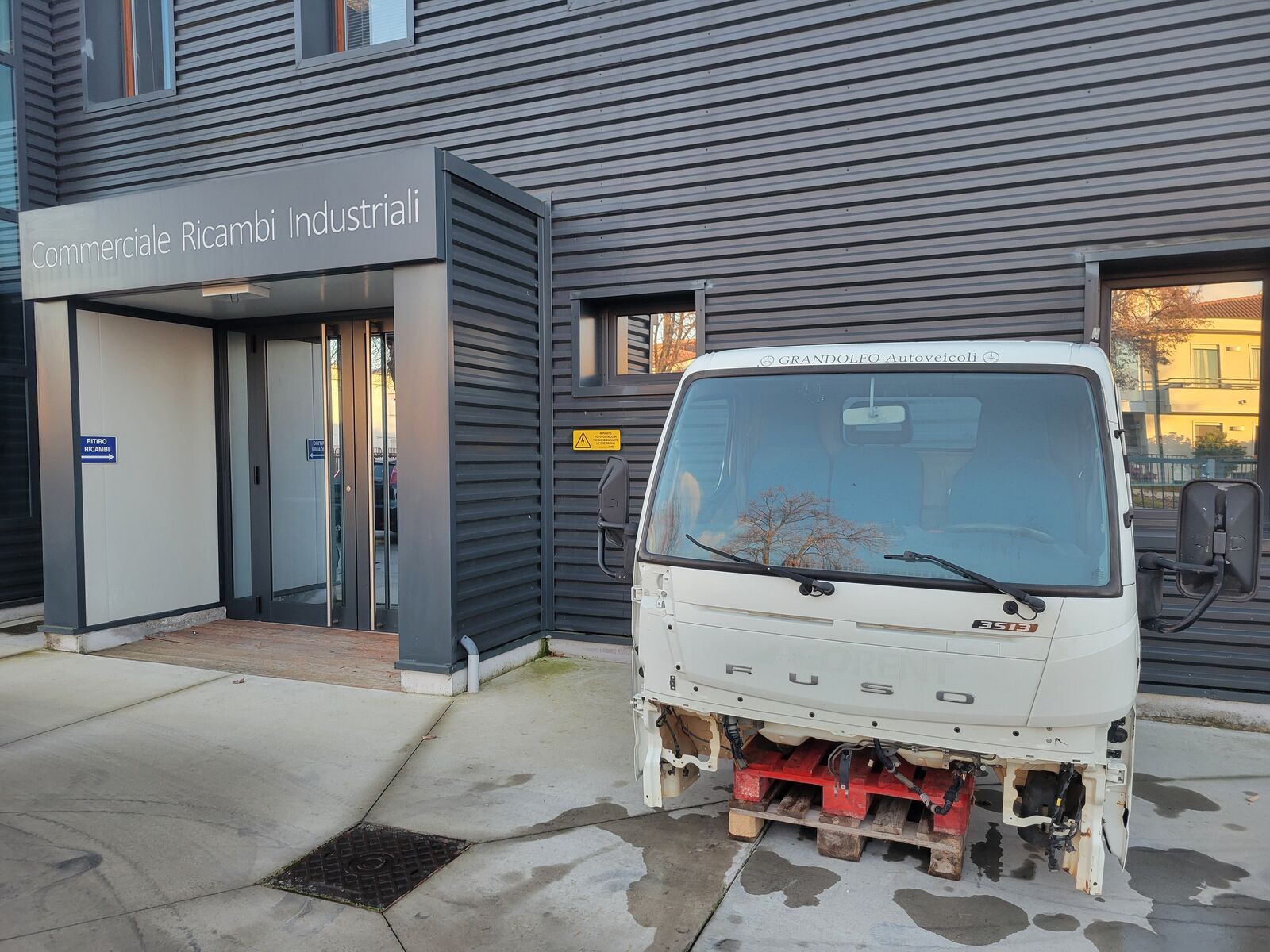 cabin MITSUBISHI FUSO "S" Fuso for commercial vehicle - light truck Mitsubishi Fuso narrow / stretta