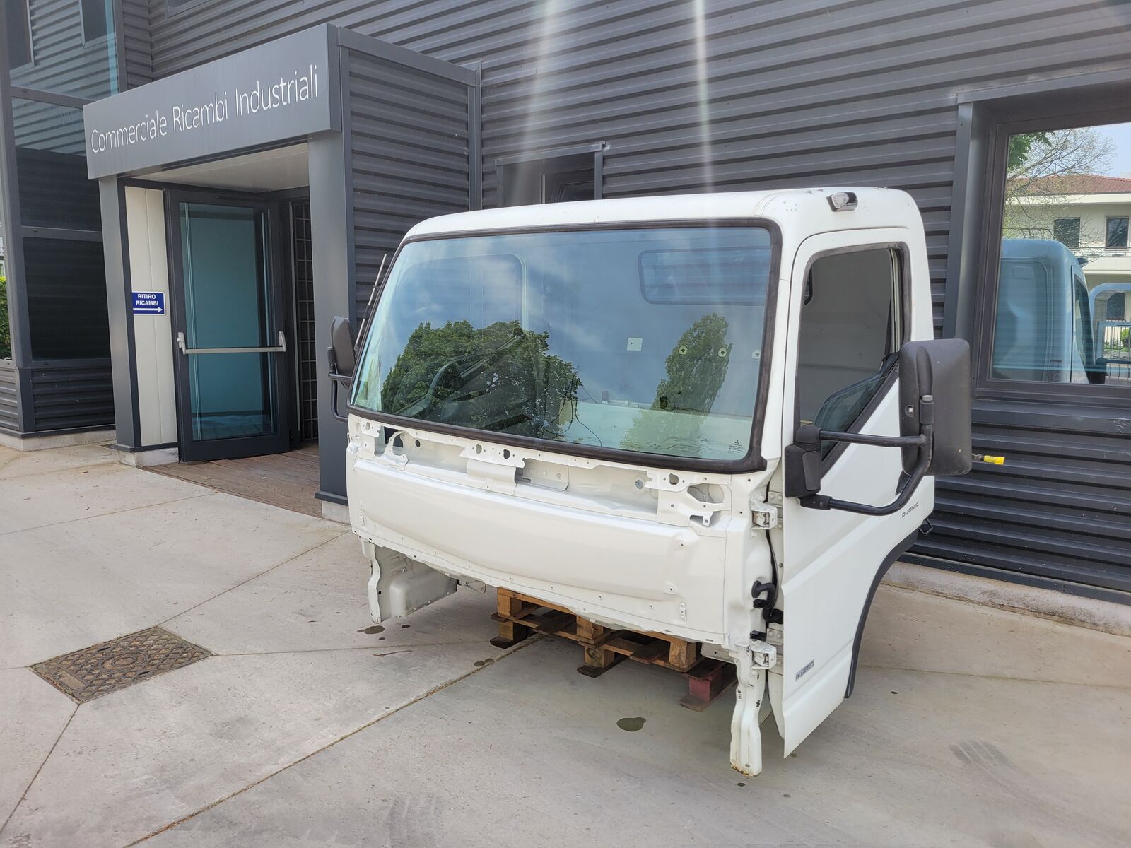 cabin MITSUBISHI FUSO CANTER C 1995mm LH DRIVE EURO 5 2011 -> for commercial vehicle Mitsubishi Fuso